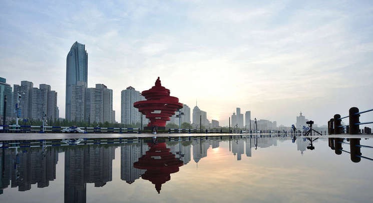 青岛雨后五四广场倒映水中 镜头记录对称美景