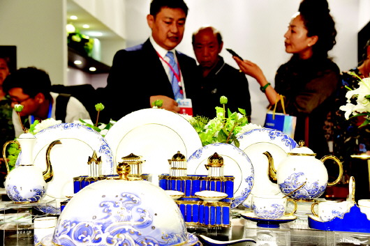 著眼轉型發展大勢 融智聚力促進陶琉産業高質量發展