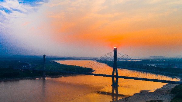 航拍：落日余晖瞰黄河 大桥横跨展英姿