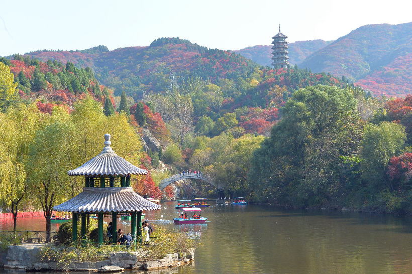 航拍：济南红叶谷层林尽染漫山红