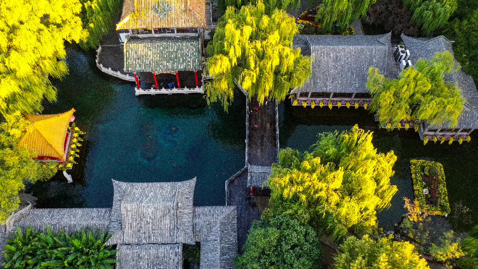 航拍:"天下第一泉"趵突泉的深秋韵味