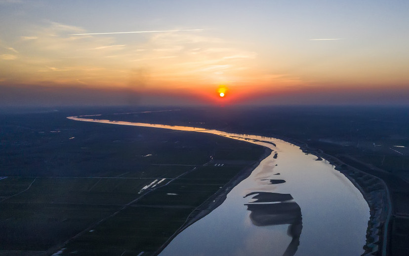 山东滨州：航拍黄河落日晚霞缤纷壮丽美景