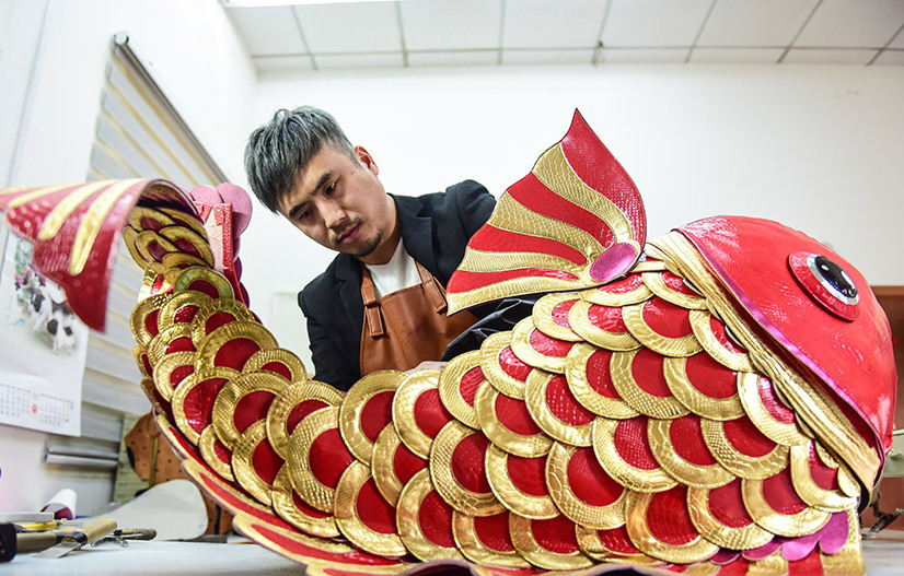 青岛&ldquo;奇葩包&rdquo;匠人张仁兵:他做的双肩包能当车开