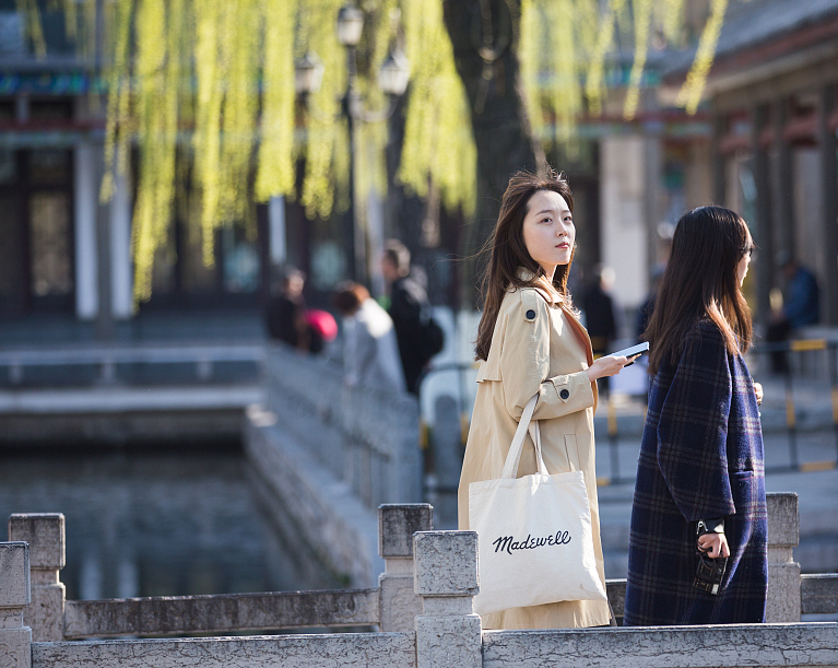 山东济南：五龙潭公园内生机勃勃 市民出游感受春意