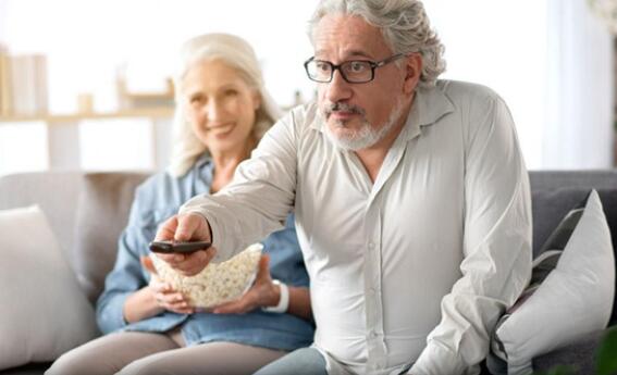 50岁以上的人每天看电视超3.5个小时影响记忆力