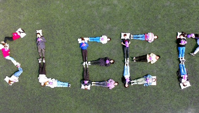 聊城大学生开展&ldquo;枕头大战&rdquo; 迎接世界睡眠日