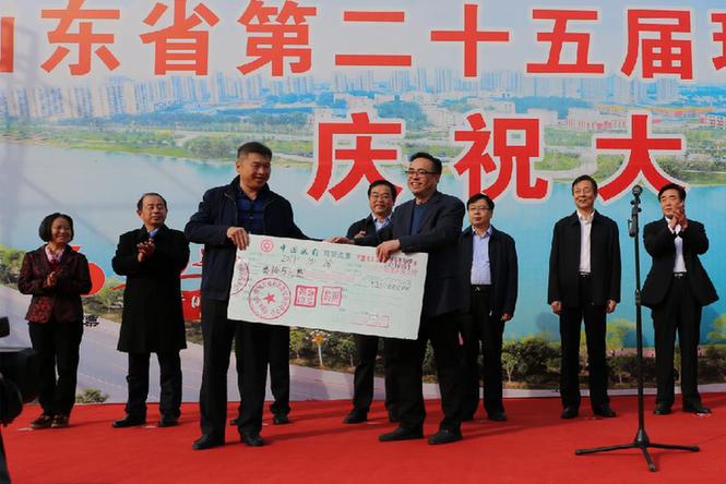 福彩送爱 情暖环卫工人 为一线环卫工人送去公益金