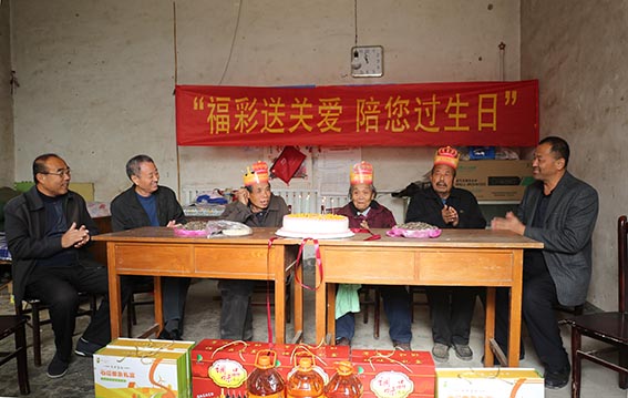 淄博福彩助老公益为14户困难家庭送去生活物资