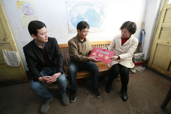 济宁福彩助高三教师渡难关 送去救助金和慰问品