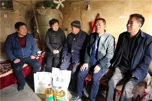 山东聊城福彩为贫困群众送去150件暖心羽绒服