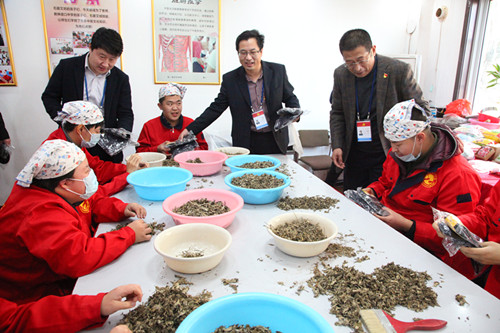 "为福添彩"慰问白手杖公益服务中心石墨艾坊及贫困户