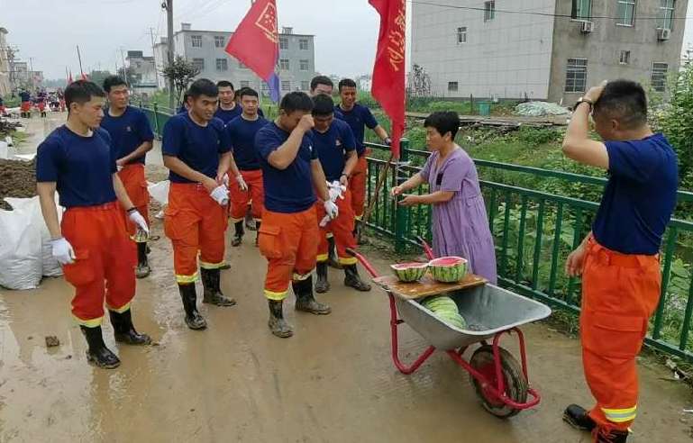 安徽省颍上县村民为山东消防指战员送西瓜
