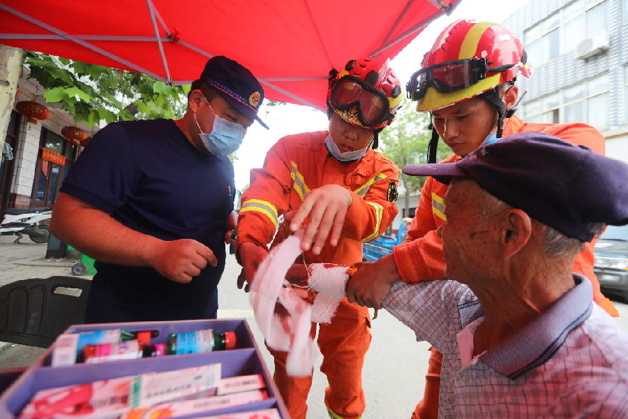 菏泽市消防救援支队帮助70多岁受伤老人就医