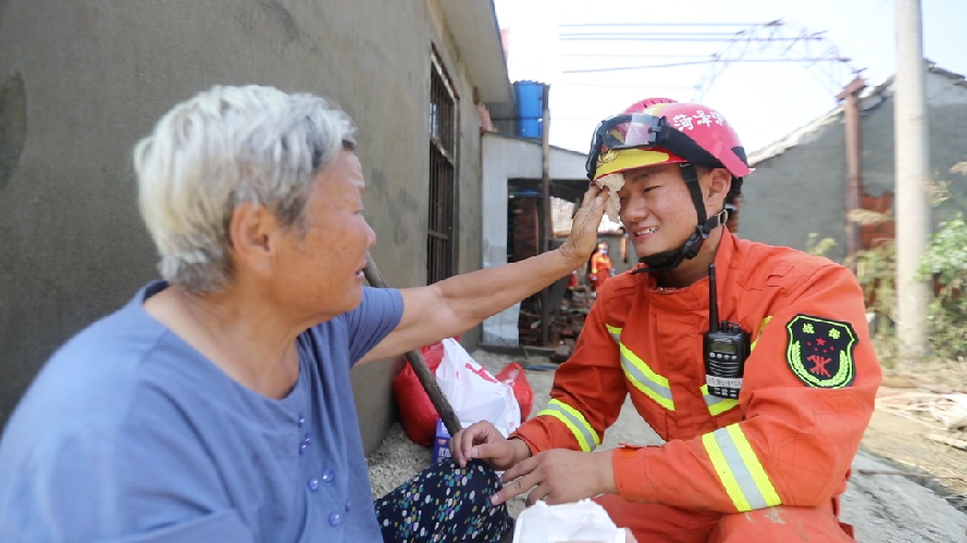 独居老人房屋被淹 山东消防救助温暖人心