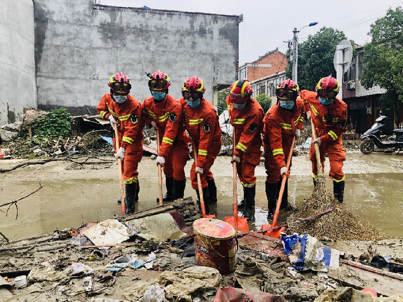 山东消防救援总队消防员清淤排障 双脚磨破被泡