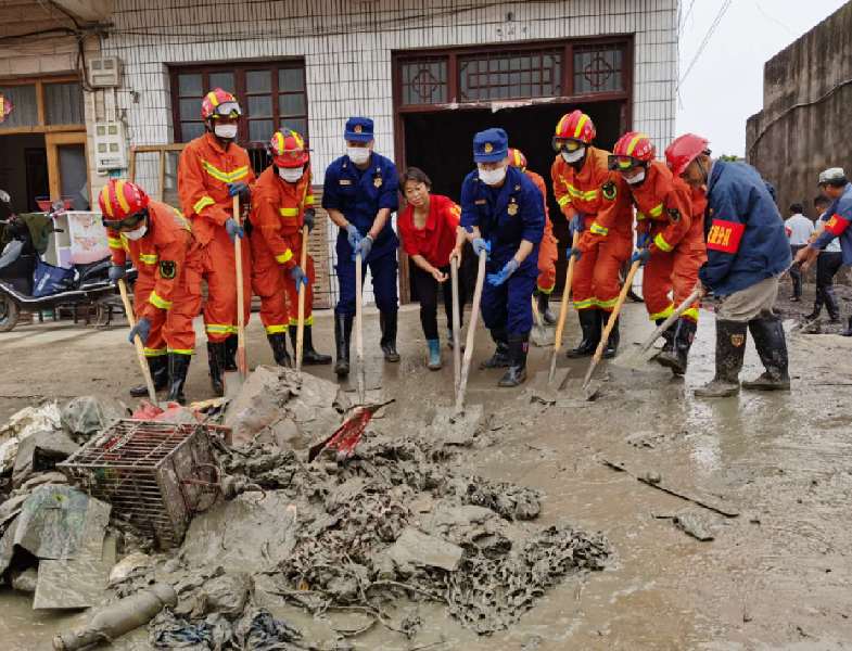 济宁支队指战员与地方群众齐心协力清淤重建