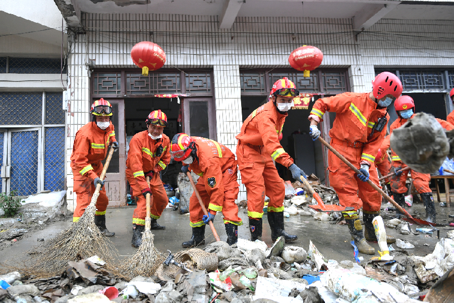 济南市消防救援支队帮古河镇排水清淤