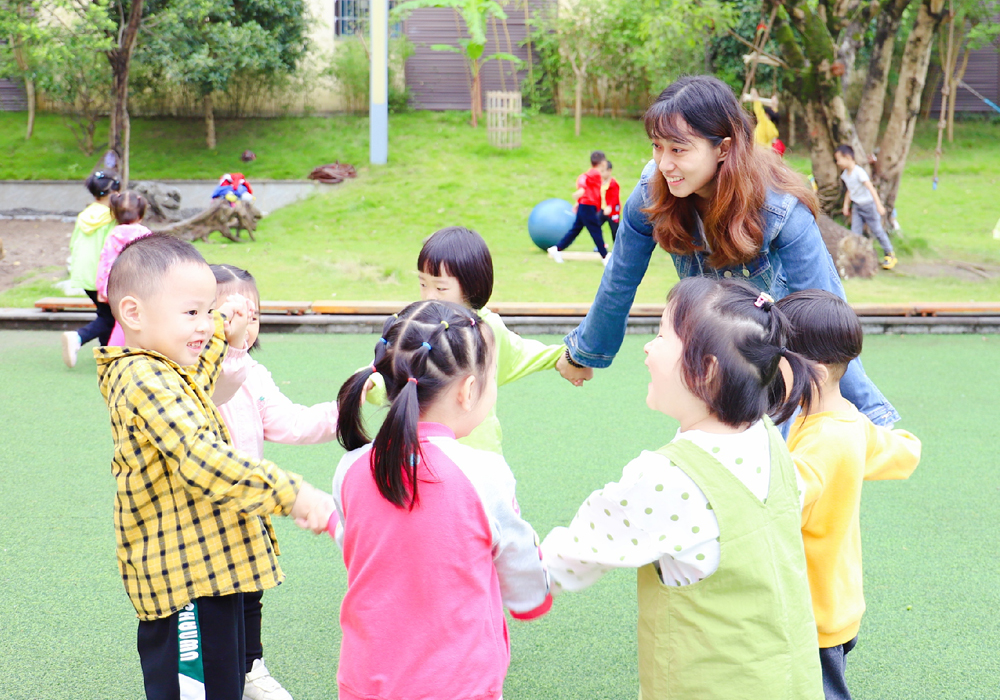济南教师李潇和凤溪园的孩子们在一起