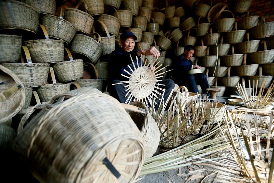 山东即墨：小小竹编助增收