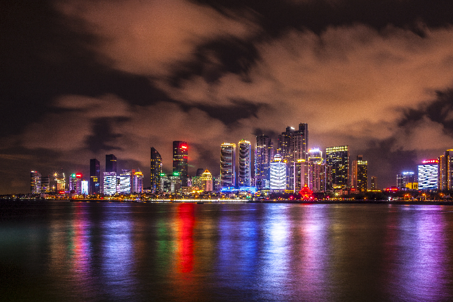 青島：月華連晝色，燈影雜星光