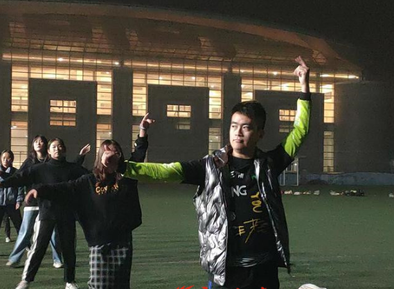 這不是大爺大媽的專利 濟南大學生千人舞團廣場跳舞