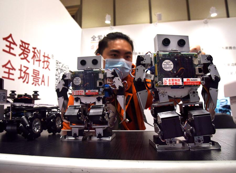 中国（青岛）生活机器人先锋汇举行