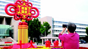 山东德州：“中国结”雕塑亮相喜迎国庆