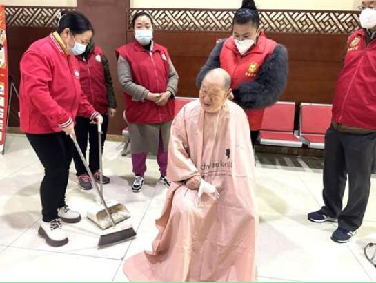 山东潍坊“福彩之家”寿光站开展义剪志愿服务