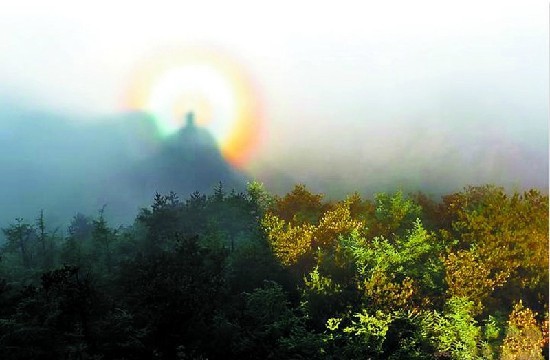 青岛崂山现罕见&ldquo;佛光&rdquo;