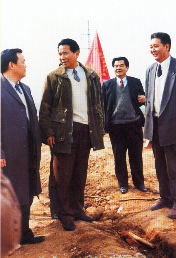 中共中央政治局委员,山东省委书记吴官正在东线工地视察工作
