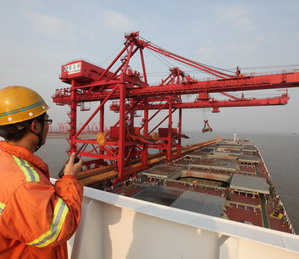 青岛港董家口港区世界最大矿石接卸码头通过国